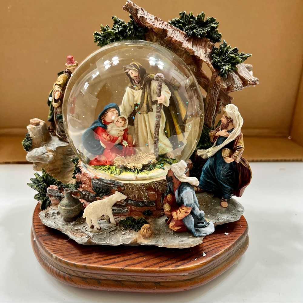 Department 56 Holy Family Waterglobe Music‎ Box